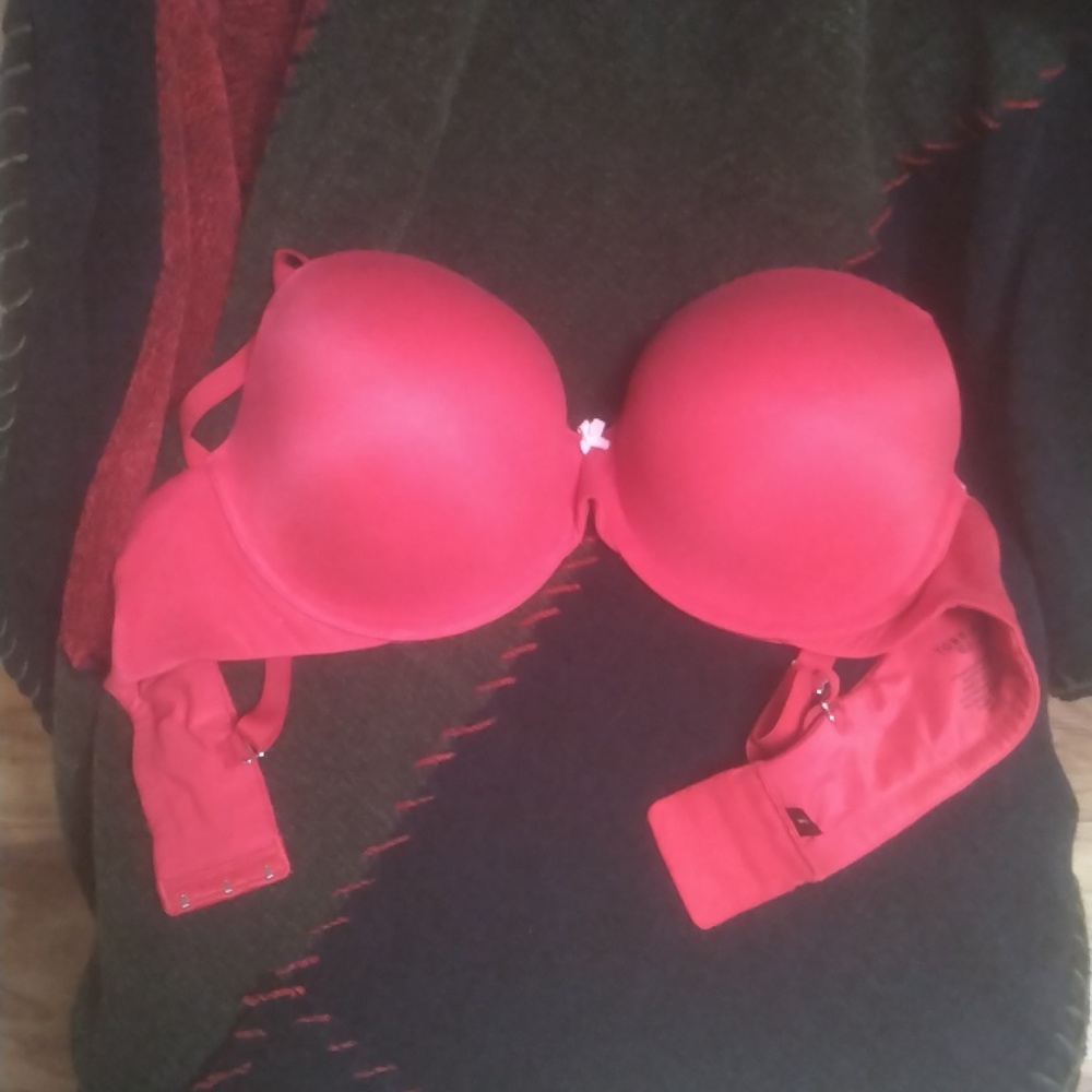 Torrid Bra size 40D Red